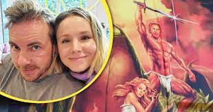 Kristen bell's husband says she 'wasn't thrilled' with her depiction on 'top gear america' van mural (exclusive) dax shepard and kristen bell have the best relationship and the pair are consistently transparent about their loving dynamic. Kristen Bell Reacts To Her Depiction In Dax Shepard S Sexed Up Van Mural