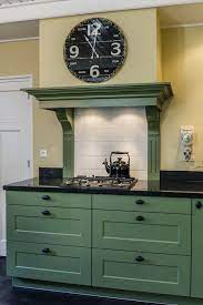 landelijke keuken in de kleur groen de witte tegelachterwand en de schouw benadrukken de landelijke stijl van de keuken keuken landelijke keuken keuken idee