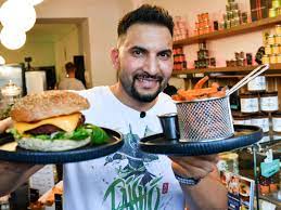 Weitere ideen zu attila hildmann, hildmann, attila. Attila Hildmann Hamburger Essen Im Restaurant Vom Verschworungstheoretiker Kolumnen
