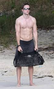 Robert Pattinson Running Shirtless On A Beach Gets Our Heart Pumping Robert Pattinson Robert Pattinson Twilight Robert Douglas