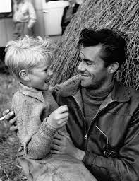  Lilipopeline Dirk Bogarde Jon Whiteley During The Filming Of Hunted Charles Crichton 1952 British Actors Actors Handsome Actors