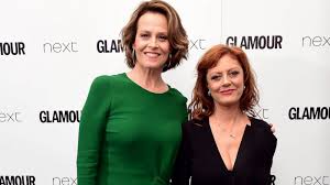 Feud teaser sees jessica lange and susan sarandon play hollywood icons. Susan Sarandon Collects Award Confirms She S Not Sigourney Weaver Abc News