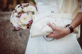 Ich würde mir ohne tasche leer vorkommen, außerdem weiß ich sonst nicht wo ich alles reinpacken soll was braut an. Clutch Fur Die Braut Am Tag Der Hochzeit