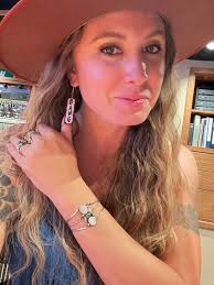 Hello ladies & gentlemen! I just wanted to take a few moments to introduce  myself; I'm Heather. (Lil' Hp) I'm from Des Moines, IA. I'm a mommy to the  funniest, out going,