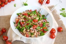 L'insalata di fagioli e tonno e' un piatto che preparano sempre mia nonna e mia mamma, non essendo un'amante dei fagioli ho sempre snobbato un po' questa ricetta ma visto che a ivano piace molto, ieri gliel'ho preparata e questo e' il risultato. Insalata Di Fagioli Cannellini E Rucola Ricetta Insalata Di Fagioli Cannellini E Rucola Di Misya