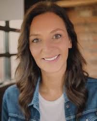 Kellie Cox's Instagram, Twitter & Facebook