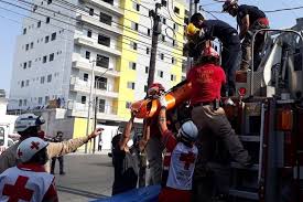 Un trailero derribó un poste y quebró otro al enredarse en los cables, y dejó sin energía eléctrica a un importante sector de la colonia talleres de monterrey. Recibe Hombre Descarga Electrica En La Colonia Talleres Circulo Informativo Noticias