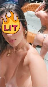 Loira branquinha siliconada exibida | Vagabundas Do Orkut