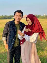 Youtuber ria ricis menyebut harris vriza belum siap untuk menikah, sementara ria ricis sebaliknya. Ria Ricis Bantah Isu Harris Vriza Jadi Penyebab Dirinya Putus Dengan Reza Surya Kumparan Com