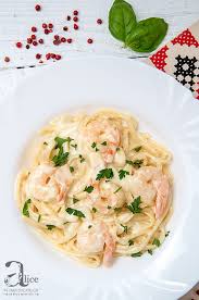 Ingredientele sunt toate mediteraneene (ulei de masline, fructe de mare, usturoi, vin alb). Paste Cu Creveti Si Sos De Smantana Retete Culinare Din Tara Bucatelor