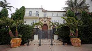 Taking a tour inside (and outside) of the real versace mansion. Gianni Versace 24 Jahre Nach Mord An Modezar Zwei Tote In Villa Entdeckt News Ausland Bild De