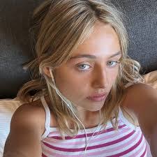 Annabelle Wolfe's Instagram, Twitter & Facebook