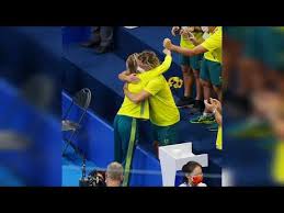 Ariarne titmus of team australia embraces coach dean boxall after the medal ceremony for the women's 400m freestyle final on day three of the tokyo 2020 olympic games at tokyo aquatics. Sve5d1sllk4jlm