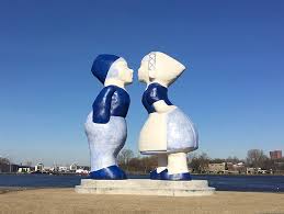 Kissing Couple XXXL: Feel the love in Amsterdam | Heavenly Holland