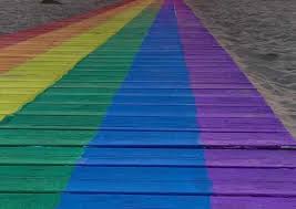 Un bagnino di Rimini ha dipinto una passerella per i diritti dei gay