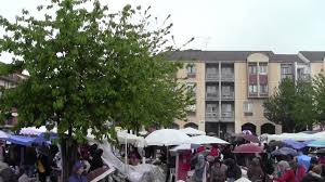 Les aulnaysiens et leurs voisins peuvent se rendre au marché pour acheter légumes, viandes, poissons mais aussi d'autres produits non. Brocante Aulnay Sous Bois Place Du Marche Eglise St Sulpice Vieux Pays Lundi 20 Mai 2013 Youtube