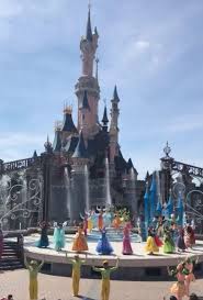 Isabel collado and ander herrera: Manchester United Fa Cup Hero Ander Herrera Takes Midweek Break To Disneyland Paris With Gorgeous Partner Isabel Collado And Their Daughter