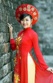 Traditional Vietnamese Wedding Dress Love The Red And Intricate Vietnamese Wedding Dress Traditional Vietnamese Wedding Vietnamese Wedding
