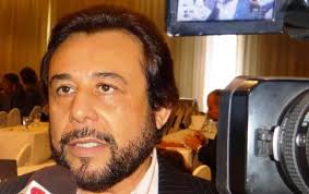 Félix Ulloa es cuestionado en una entrevista de El País sobre la forma  autoritaria que está empleando el gobierno de Nayib Bukele