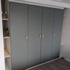 An eine 75 cm korpus passt nur eine 50 cm tür plus eine 25 cm spiegeltür. Built In Pax Wardrobe Reinsvoll Grey Green Door Bamboo Nobs Track Lighting Alice Pinset Pax Kleiderschrank Schlafzimmer Schrank Ideen Ikea Kleiderschrank Aufbewahrung