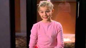 Find this pin and more on chloe moretz desperate housewives.06/07 by jason bowen. On T A Vue Chloe Grace Moretz En Mannequin En Herbe Dans Desperate Housewives