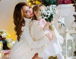 Почти два года она не выступала и не давала. Pevica Maksim Podelilas Novogodnim Video S Mladshej Docheryu