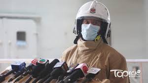 本港今日（2日）下午 5 時半起，西九龍、青衣等一帶均聞到異味。綜合報道及區議員指，昂船洲大橋對出海面躉船下午 5 時許著火，船上有約 2000 噸金屬廢料，至少4 艘船灌救，至晚上 9 時仍未救熄。晚上11時許，消防將火警升為三級。 E791hzkzzeastm