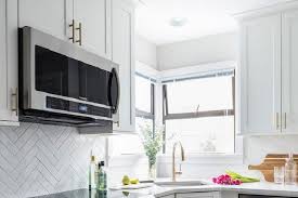 Inspirasi desain teralis jendela minimalis yang keren dan menarik. 9 Inspirasi Desain Jendela Dapur Memasak Nyaman Bebas Pengap