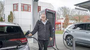 Behalve wout weghorst zelf heeft niemand dat voor mogelijk gehouden. Schneller Geht S Nicht Eine Tankstelle Die Elektrisiert Coburg Neue Presse Coburg
