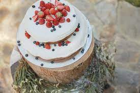 クリームたっぷりネイキッドケーキ 切り株に乗せて ガーデンでケーキ入刀がおしゃれでかわいい ネイキッド ケーキ ケーキ ケーキ入刀