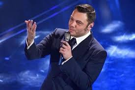 Tiziano Ferro non si ascolta, si canta. E quando arriva sul palco  dell'Ariston, più che un medley va in scena un karaoke collettivo: Xdono,  Ti scatterò una foto, La differenza tra me