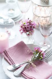 Angefangen von landschaften, tieren, pflanzen bis hin zu engeln oder motive mit sehenswürdigkeiten verschiedener länder. Festliche Hochzeit Gedeckten Tisch Mit Rosa Blumen Servietten Vintage Besteck Glaser Und Kerzen Hellen Sommer Tisch Dekoration Lizenzfreie Fotos Bilder Und Stock Fotografie Image 26173040