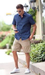 Calça Bege Com Camisa Jeans Masculina Look Casual Camisa Azul Bermuda Bege Bermuda Bege Masculina Moda Masculina Dicas Bermuda Bege