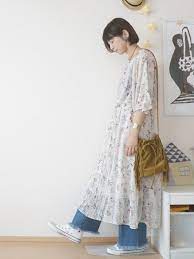 どう着るのが正解 大人の ビッグシルエット の着こなし コーディネート術 キナリノ 可愛い ファッション フリンジ デニム ロングワンピース