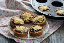 Katanya kalau didiamkan dulu hingga dingin, tekstur martabak akan terasa semakin empuk. Resep Martabak Mini Yang Empuk Dan Pas Sekali Gigit Kumparan Com