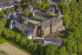 The Family Seat Of The Sayn Wittgenstein Berleburgs Schloss Berleburg Castle In North Rh Germany Castles House Makeovers Castle