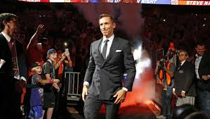 Juli 1990 i orange county, california, usa, og er en tidligere profesjonell volleyballspiller, men sannsynligvis mest kjent for å være kona til den tidligere profesjonelle basketballspilleren steve nash. Steve Nash Gets Married For Second Time