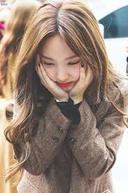 Oh I Just Love It When She Shows Her Soft Side Which She Shows A Lot Actually Selebritas Gadis Korea Gambar