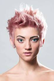 Taglio corto di capelli con ciocche blu elettrico. Tendenza Capelli Rosa A Chi Stanno Bene Foto Stylosophy