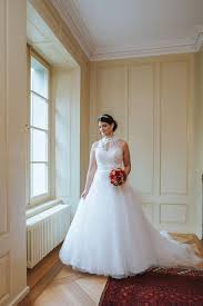 Wenn das hochzeitskleid oder ein sommerkleid beispielsweise den körper zieren soll, muss die bh frage natürlich noch geklärt es gibt genügend möglichkeiten einen bh und sogar einen sport bh oder bustier unter einem kleid zu tragen. Hochzeitskleider 8 Ultimative Geheimtipps Die Ihr Kennen Musst