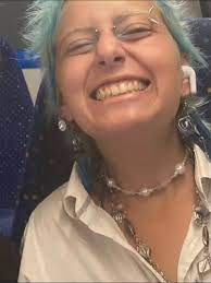 O que ainda não se sabia! Antes de desaparecer, Noori acusara o pai de a  expulsar de casa. Tudo sobre a menina de cabelo azul cujo desaparecimento  está a comover famosos -