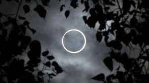 Dans ce cas de figure, la lune ne fait disparaître que partiellement l'astre solaire. La Derniere Eclipse De L Annee A Suivre En Direct Ou En Images