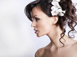 Bei diesem stil wird das haar so geschnitten, dass verschiedene schichten entstehen und ein gezacktes aussehen annehmen. Welche Frisuren Schmales Gesicht Optisch Verbreitern