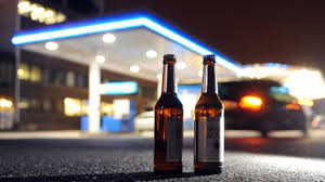 Das gesetz regelt den konsum von alkohol und gibt vor, ab welchem alter und wie lange sich jugendliche in discos, spielhallen und gaststätten aufhalten dürfen. Alkoholverkauf An Tankstellen Wer Nach 22 Uhr Kommt Bleibt Trocken Bayern Sz De