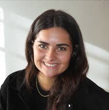 Carolyn Arthur's Instagram, Twitter & Facebook