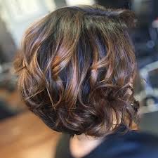 « on part de la couleur de base de la cliente, que l'on éclaircit progressivement sur les longueurs. Dark Chocolate Balayage Ombre On Short Swing Bob Hair By Beauty By Genafaith Cheveux Courts Coupe De Cheveux Coupe Au Carre Courte Et Blonde