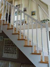 Cet escalier droit de la marque italienne fontanot est en acier blanc avec des marches en bouleau. Relooking Escalier En Bois Handrail Design New Homes Stairs