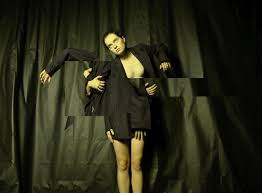 Emma portner is standing in the corner of a bushwick studio draped in a camouflage contraption of the way portner moves has transfixed the dance world. 20 Idee Su Emma Portner