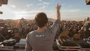 The aim is to provide both, the local population and tourists, with cultural entertainment and thus to promote the contact between different. Music Festival On Tunisian Star Wars Set