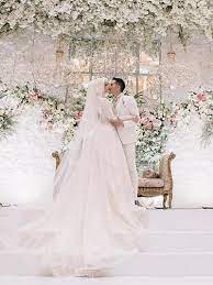 Tidak ada salahnya memilih model cincin nikah bold yang mencolok. 7 Inspirasi Gaun Pengantin Artis Indonesia Yang Menikah Di 2019